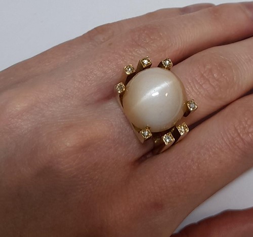 Lot 9 - A 'cats eye' chrysoberyl and diamond cocktail ring