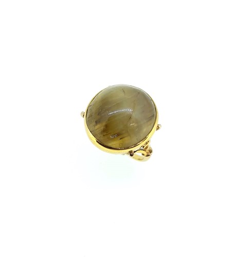Lot 25 - A 'cat's eye' chrysoberyl dress ring