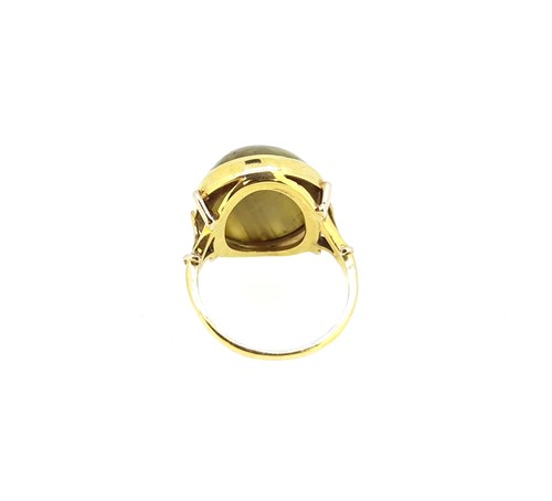 Lot 25 - A 'cat's eye' chrysoberyl dress ring
