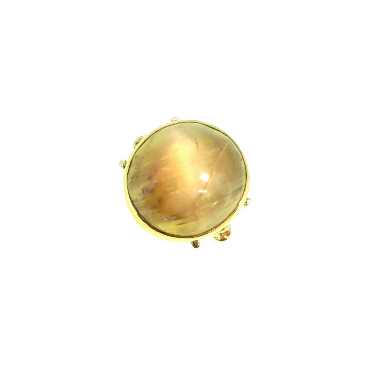 Lot 25 - A 'cat's eye' chrysoberyl dress ring