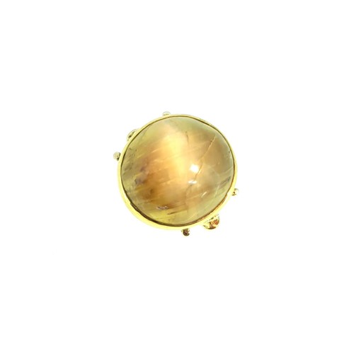 Lot 25 - A 'cat's eye' chrysoberyl dress ring