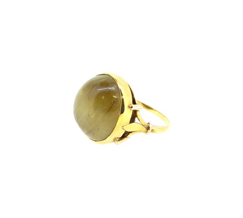 Lot 25 - A 'cat's eye' chrysoberyl dress ring