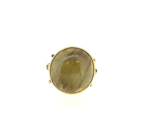Lot 25 - A 'cat's eye' chrysoberyl dress ring