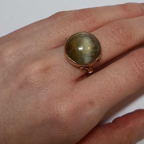 Lot 25 - A 'cat's eye' chrysoberyl dress ring