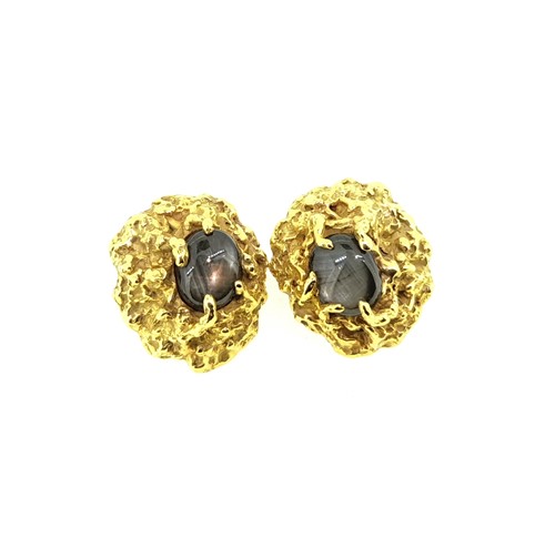 Lot 19 - A pair of star sapphire ear clips