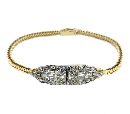 Lot 92 - A diamond set centrepiece bracelet