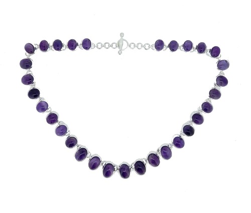 Lot 29 - An amethyst necklet
