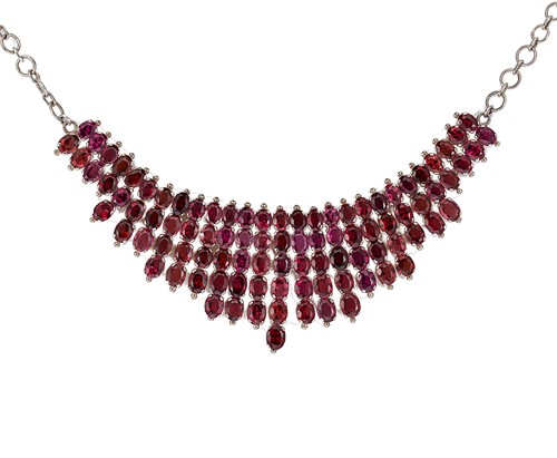 Lot 44 - A hessonite garnet bib style necklet