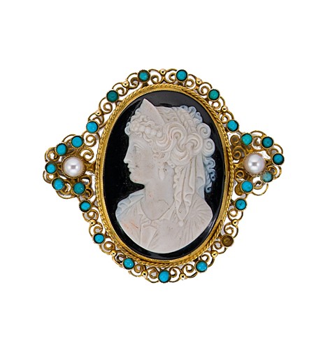 Lot 38 - A hardstone cameo brooch