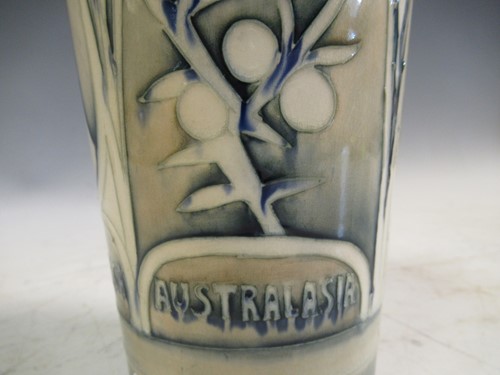 Lot 8 - A 1935 silver Jubilee Quart , Morrcoft (Cracked)
