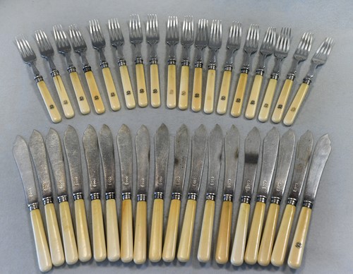 Lot 450 - Eighteen pairs of George V silver fish eaters