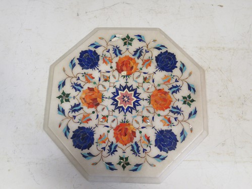 Lot 147 - An Indian (Mughal-type) pietra dura octagonal...