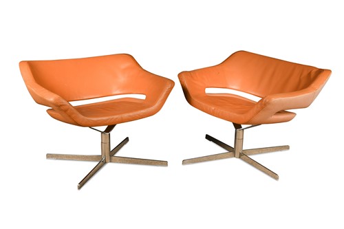 Lot 307 - Simon Pengelly for Hitch Mylius, a pair of HM85a tan leather and chrome swivel lounge chairs