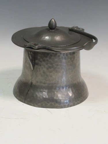 Lot 17 - An Arts & Crafts pewter biscuit barrel, 17cm high