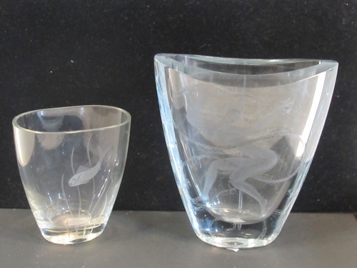 Lot 8 - A Peter Dreiser glass vase, engraved with a...