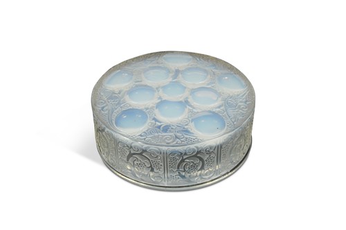 Lot 17 - Roger, a Lalique opalescent glass powder box and cover