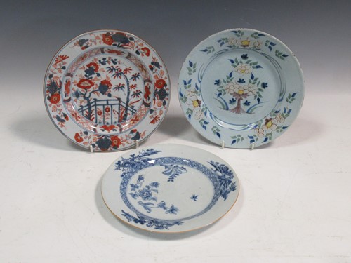 Lot 32 - A 18th century Delft polychrome plate and two...