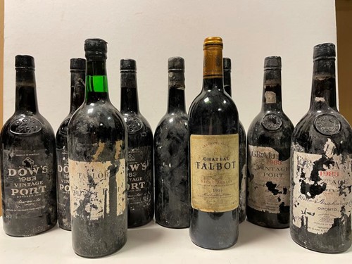 Lot 1261 - Vintage port, 8 bottles. Warre's 1977...