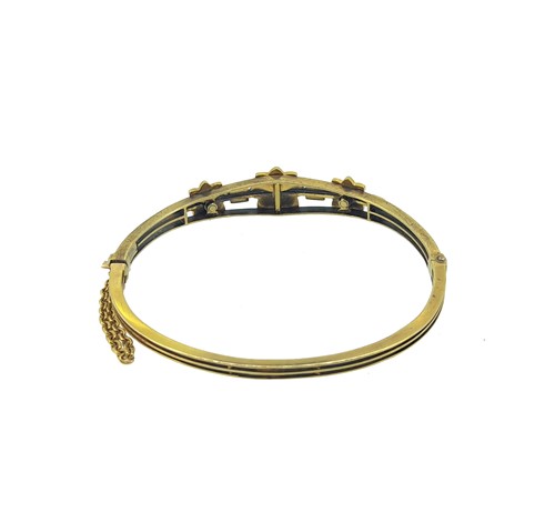 Lot 38 - An Edwardian hinged pearl bangle