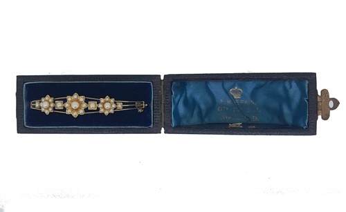Lot 38 - An Edwardian hinged pearl bangle
