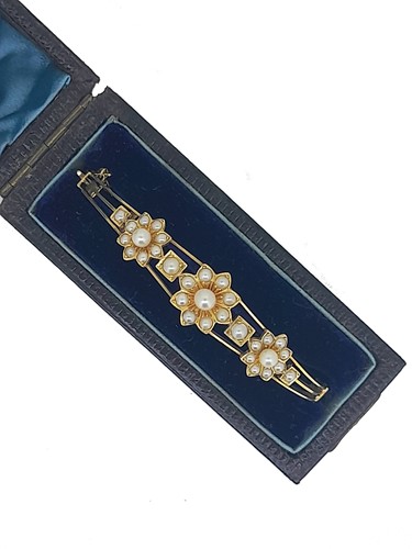 Lot 38 - An Edwardian hinged pearl bangle