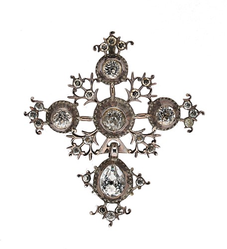 Lot 10 - An Iberian paste stylized cross pendant