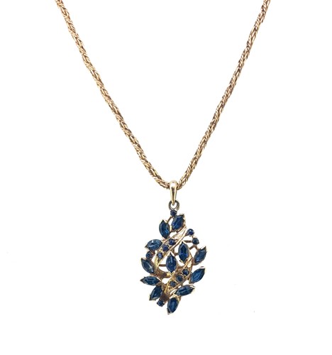 Lot 14 - A sapphire pendant and chain