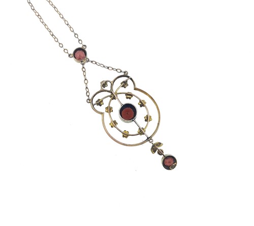 Lot 44 - An early 20th century garnet and split pearl necklace