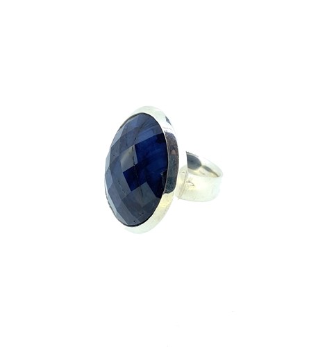 Lot 6 - A sapphire dress ring