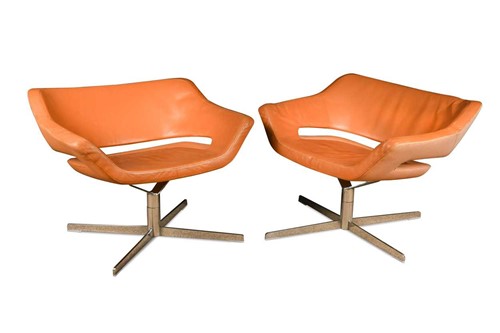 Lot 227 - Simon Pengelly for Hitch Mylius, a pair of HM85a tan leather and chrome swivel lounge chairs