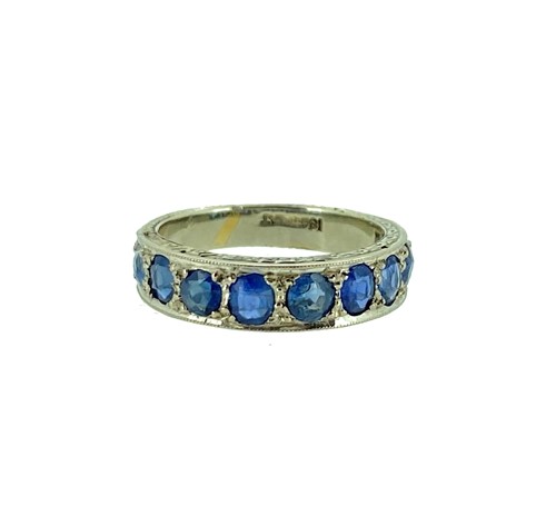 Lot 22 - A sapphire half hoop style ring