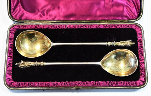 Lot 521 - A cased pair of Victorian parcel gilt apostle serving spoons