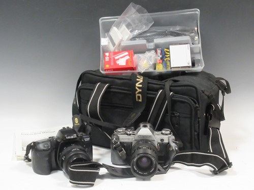 Lot 115 - A quantity of camera equipment