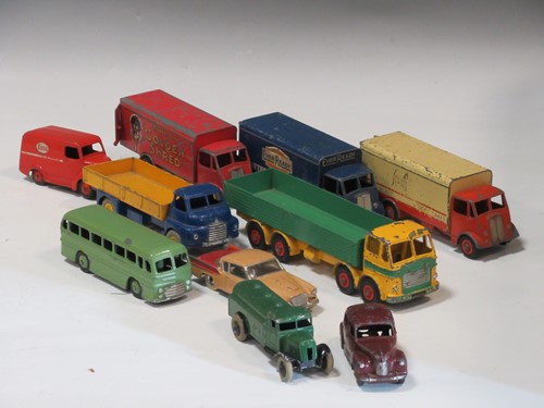 Lot 98 - Box of mixed loose Dinky Toys vehicles...