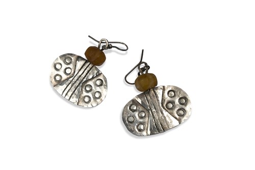 Lot 176 - Guy Royle (British, 20th century), a pair of silver and agate bead earrings