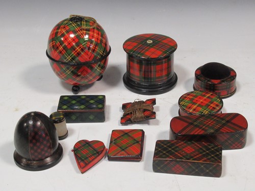 Lot 109 - A collection of Tartanware, to include trinket...