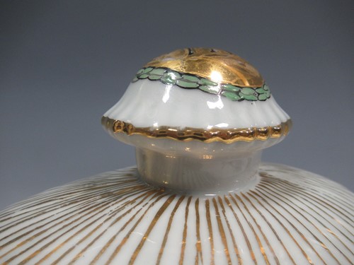 Lot 9 - An 'American states' decorated tureen, cover...