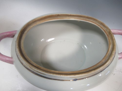Lot 9 - An 'American states' decorated tureen, cover...