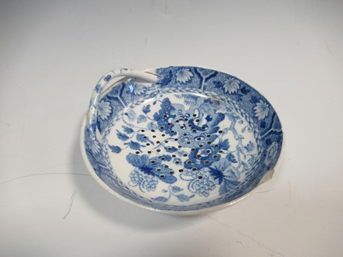 Lot 2 - Worcester porcelain trumpet vase, 18th century,...