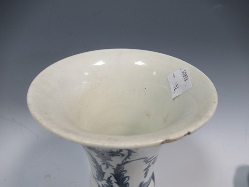 Lot 2 - Worcester porcelain trumpet vase, 18th century,...