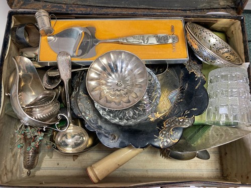 Lot 195 - A suitcase containing a collection of...