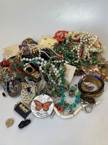 Lot 182 - A large quantity of costume and bead jewellery
