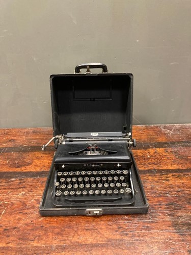 Lot 166 - Collection of typewriters