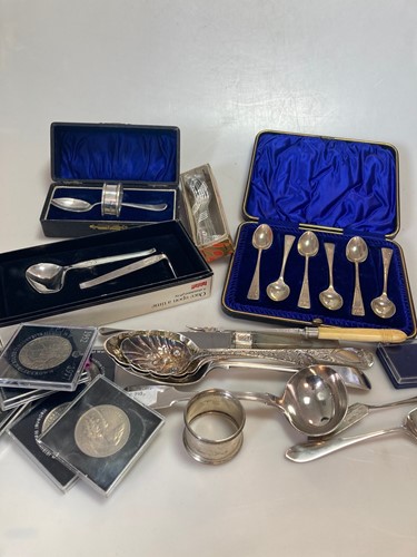 Lot 194 - A collection of silverware, mainly flatware,...