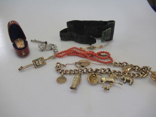 Lot 253 - A large collection of costume jewellery...