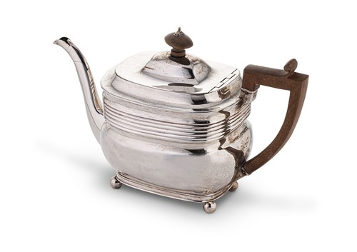 Lot 549 - A George III silver teapot