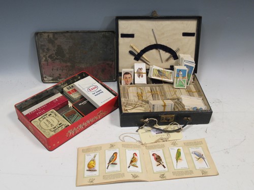 Lot 113 - A collection of cigarette cards, mainly loose...