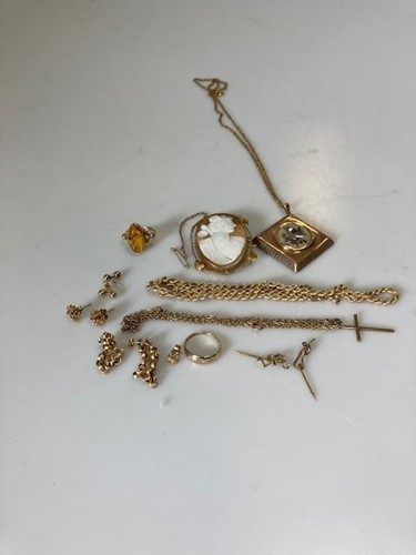 Lot 176 - A group of jewellery to include, a hand...