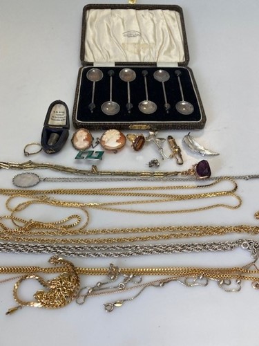 Lot 180 - A group of gold plated and silver jewellery,...