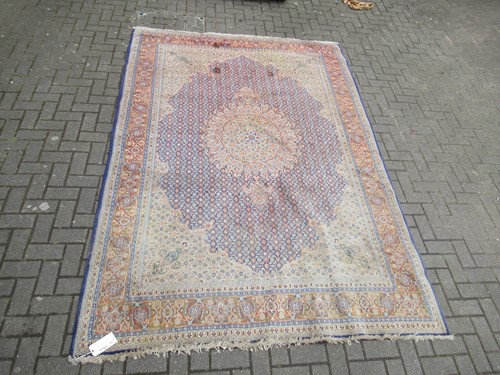 Lot 722 - A 20th century Persian carpet 250 x 150cm